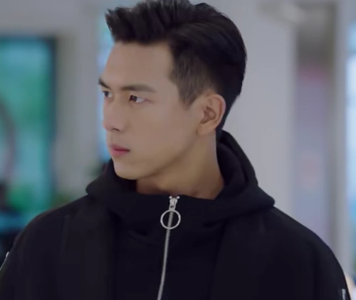 有谁注意韩商言的小动作?两个人表情很甜蜜