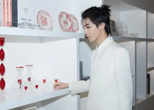 王俊凯穿复古单扣西装扎小辫,走成熟风又有少年感,简直太撩人了