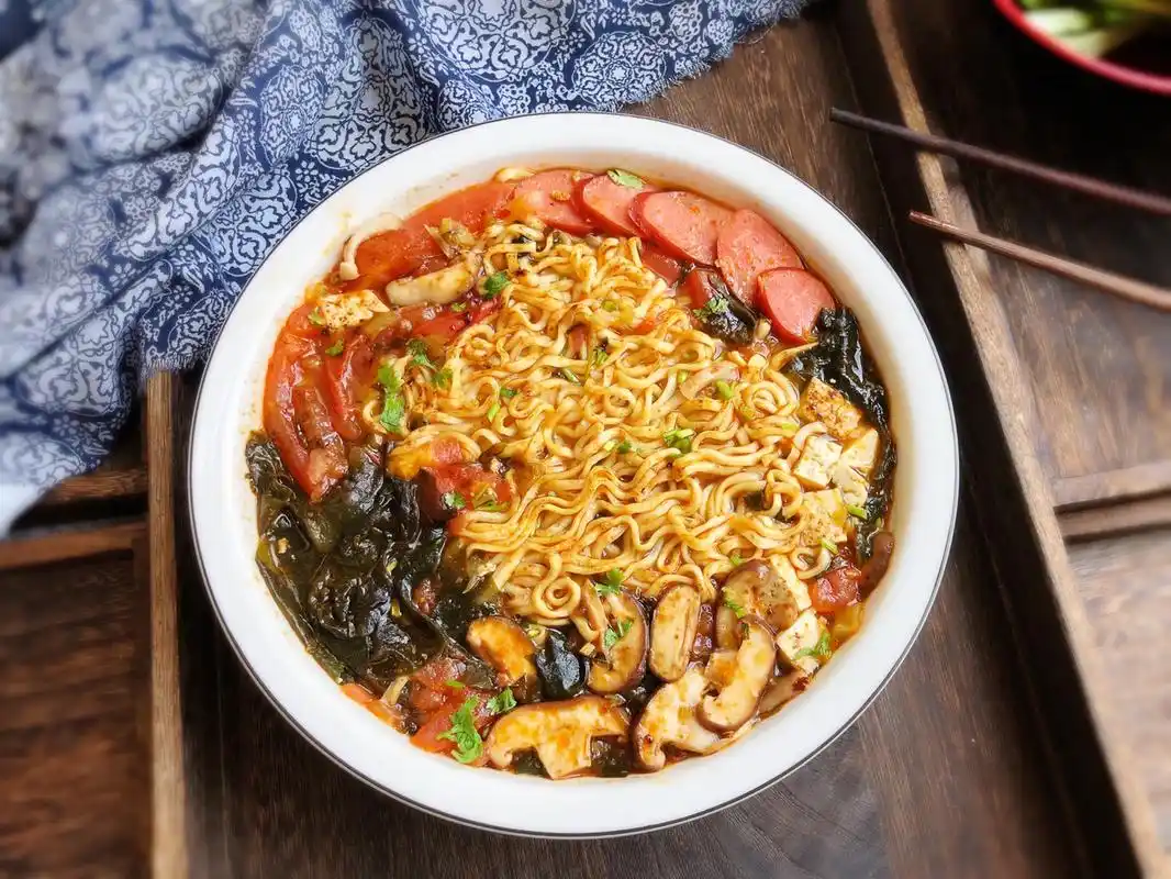 10分钟搞定爆好吃巨营养的酸汤泡面!千万不要错过的方便面吃法!