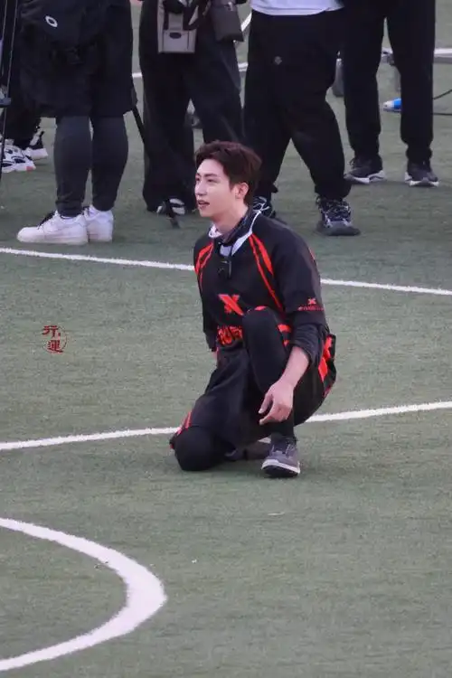 "金牌足球经纪人"71    「好运 今晚见@johnny黄景瑜」    #黄景瑜