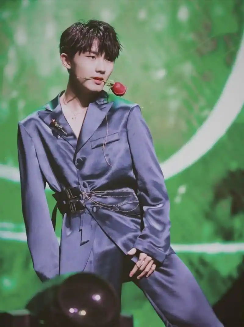 马嘉祺与玫瑰的适配度# 不得不说马嘉祺与玫瑰的每一张合照都是那么