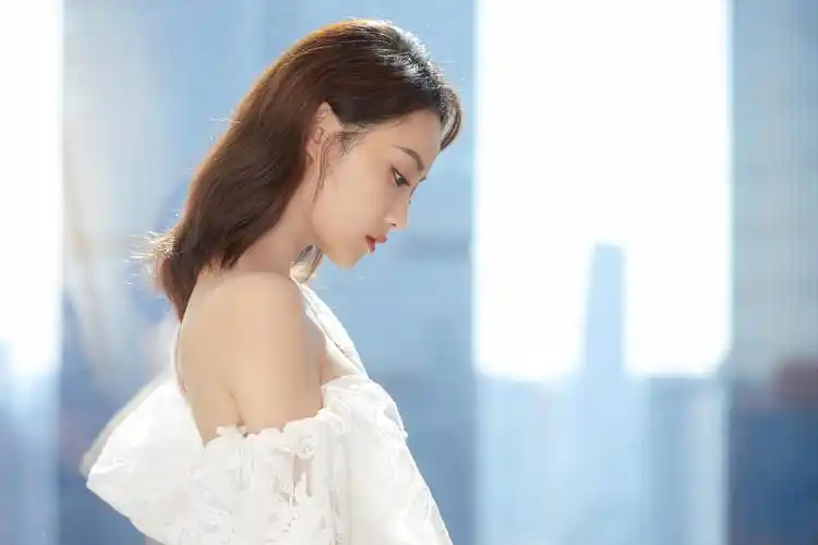 欢娱影视演员吴佳怡six出席darphin朵梵品牌活动