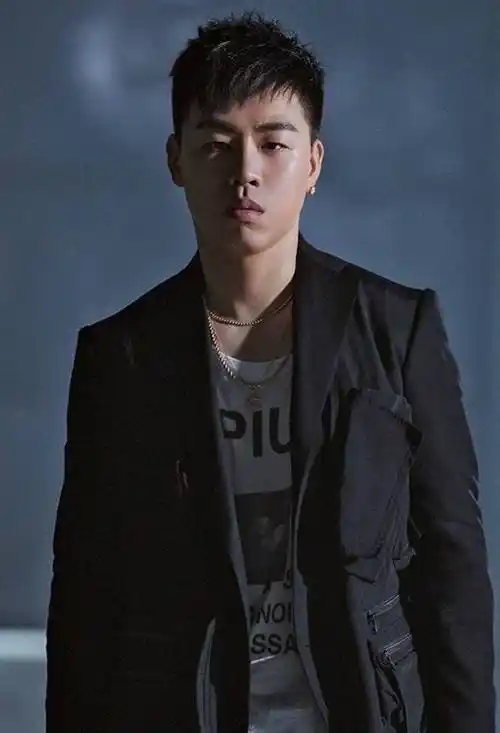 新恋情胡彦斌与美女吃饭泡吧并牵手同回酒店