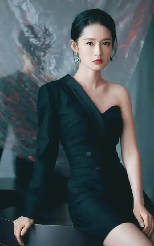 美艳女星李沁的高跟鞋美图_凉鞋_黑色_女明星