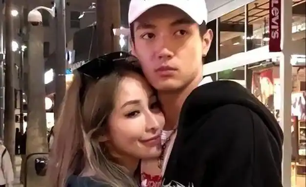 44岁萧亚轩,18年换17位男友,对象均不超过25岁,至今未婚未育