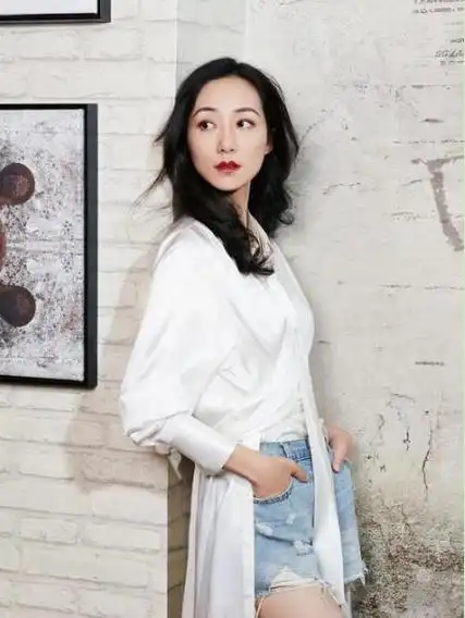 除了在娱乐圈的低调生活和家庭背景的显赫外,韩雪的个人努力和坚持在