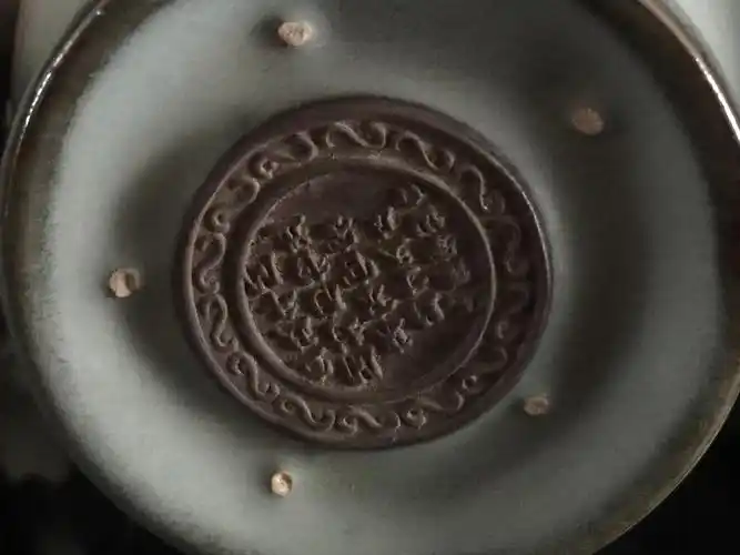 北宋款识:"宣政年间 开封府督造 东京官窑 归于天成 宋徽宗御贡",阳文