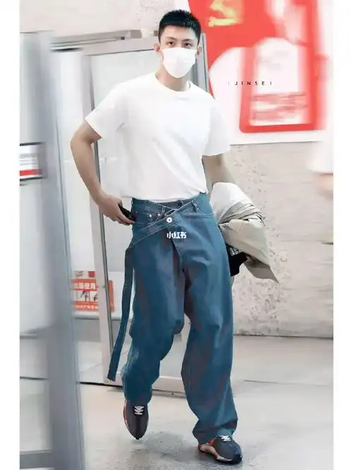 黄景瑜是咋回事啊,裤带都没系,直接就出来了.网友说,真是受不了.