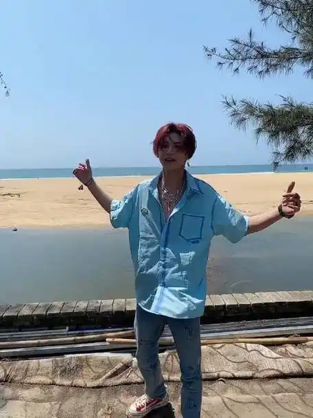 小鬼海边弹空气吉他