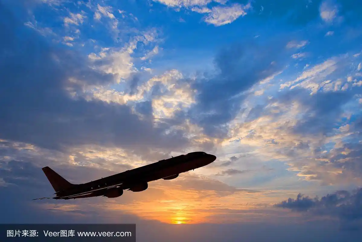一架飞机起飞的剪影,夕阳的背景