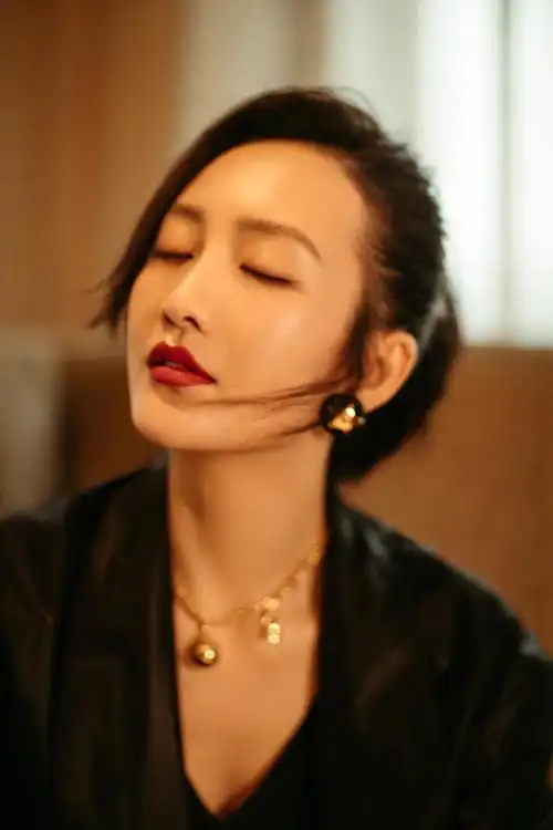 王鸥穿黑西装高马尾飒爽干练精致红唇气场十足