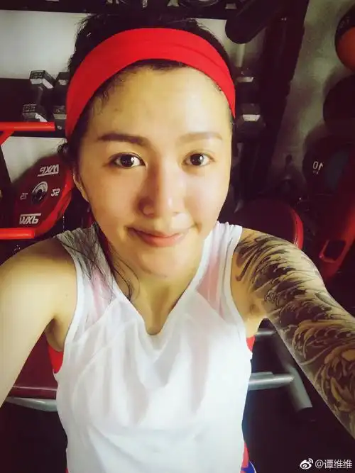 谭维维秀大花臂健身,可仙可man这个女人太酷了