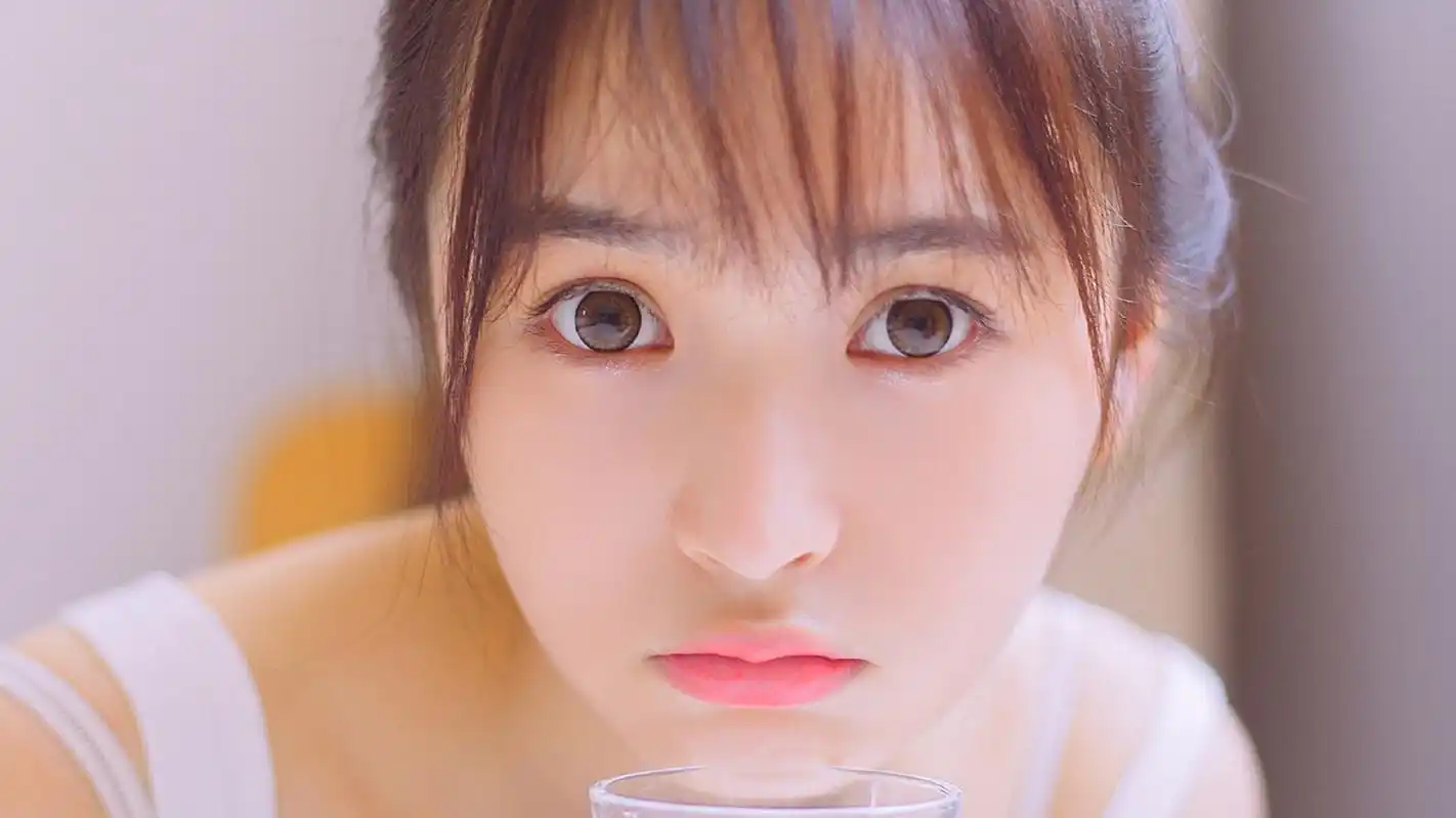 清纯养眼治愈系美女居家写真桌面壁纸