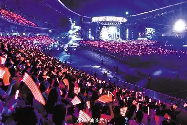 演唱会汕头站在汕头体育中心震撼开唱,实景搭建的星际穿越主题场景