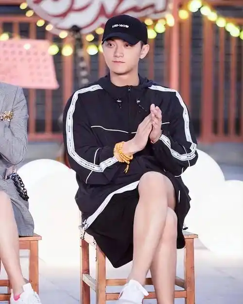 原创易黑体质黄子韬曾因看秀迟到引起争议不敢认与徐艺洋恋情