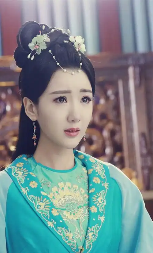 《锦绣未央》毛晓彤古装剧扮相惊艳剧照