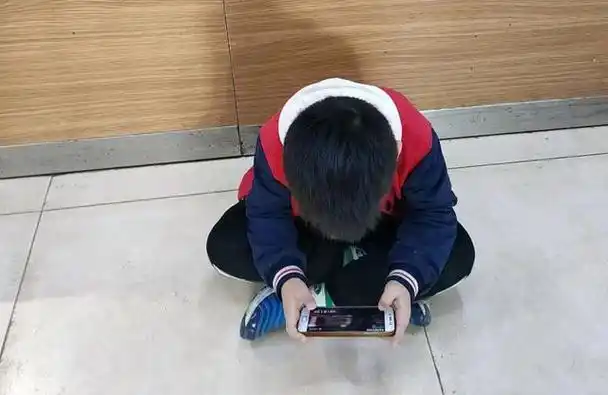 孩子玩手机游戏被叫停爆粗口,大了难管?一年级家长有话说