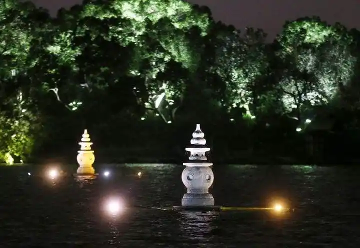 五绝·三潭印月(平水韵)薛志鹏