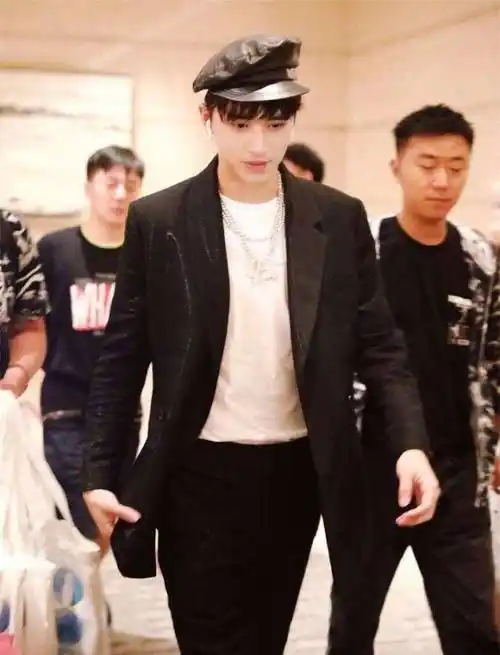 十足猫控,会做蛋糕,却也会抽烟会跳舞,从小跳拉丁,却又是个纹身少年