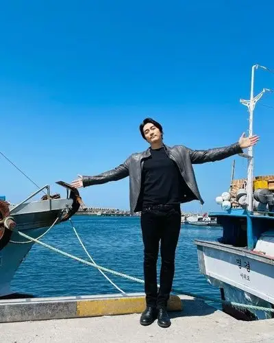 韩国艺人宋承宪今天在社交网络发布了一张他最近在海边拍摄的照片