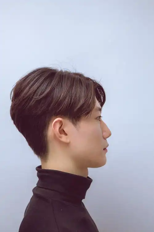 一款男生韩式中分发型图片欣赏-发型设计-帅哥发型网