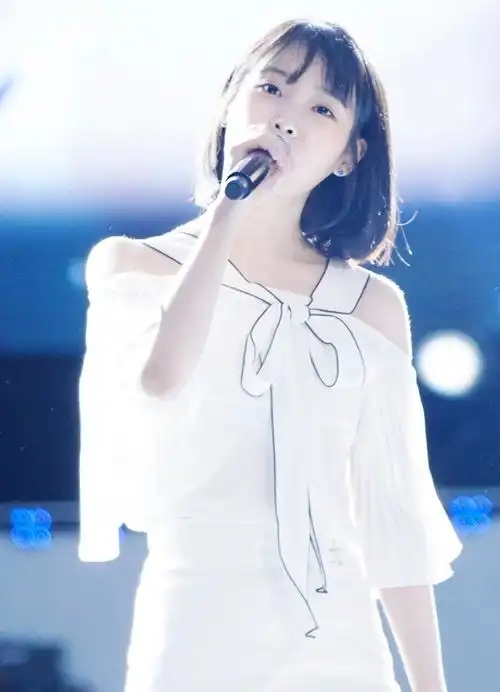 iu李知恩穿上蝴蝶结白色雪纺,美如仙女下凡!