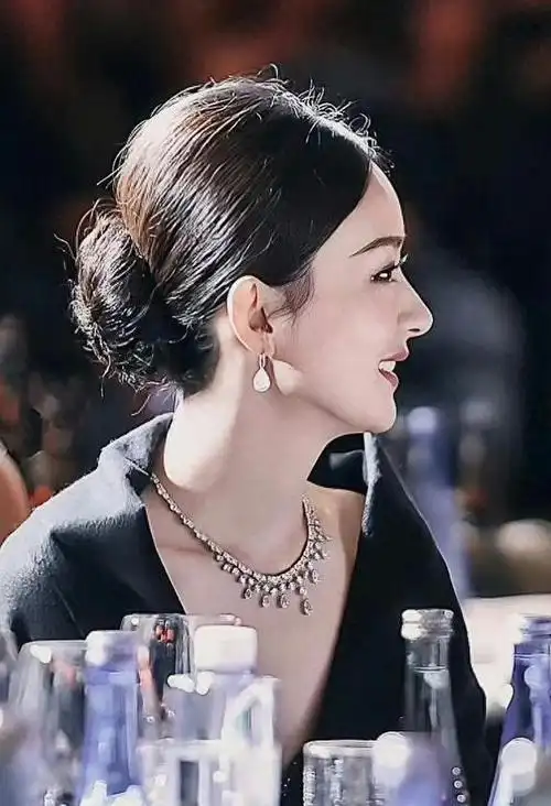 赵丽颖侧颜曝光,揭秘其完美"鼻型"!