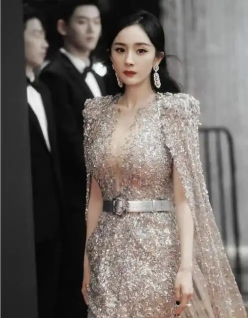 论深v,永远没有人比得过杨幂,这身材女生看了都羡慕!