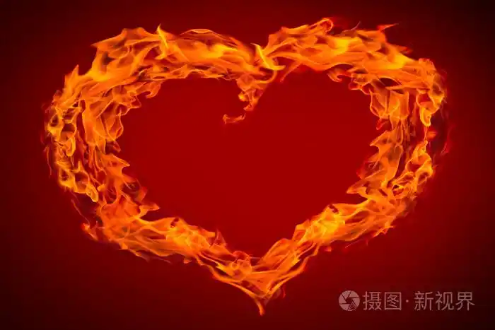 红色背景下的心火焰