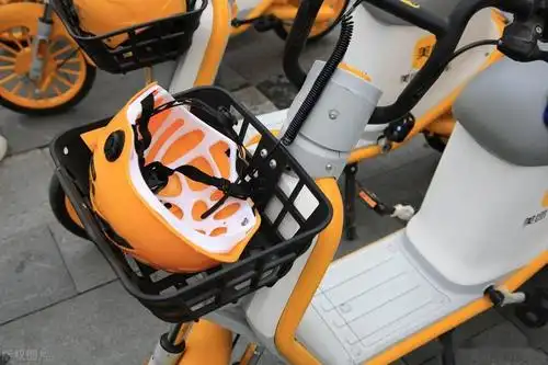 带牌照配头盔抢鲜体验新款美团共享电单车