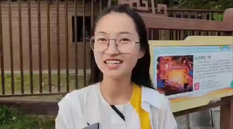 开封王婆武汉首秀:游客坐满看台,共促成7对牵手成功