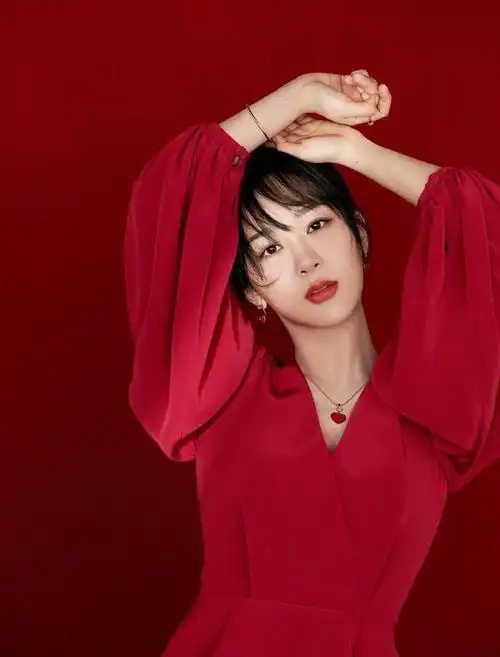 近日,杨紫在公开场合亮相,穿着一身红色格子裙搭配牛仔外套,引来了