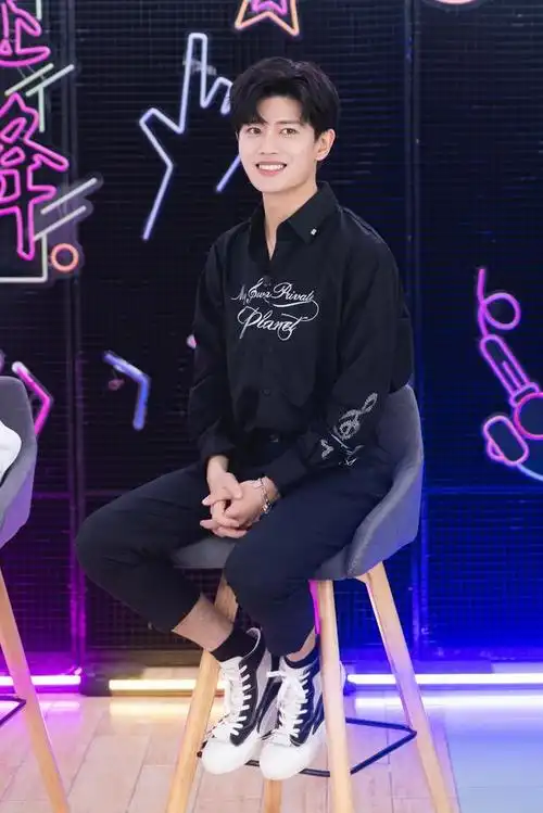 任嘉伦一身黑色穿搭帆布鞋黑袜