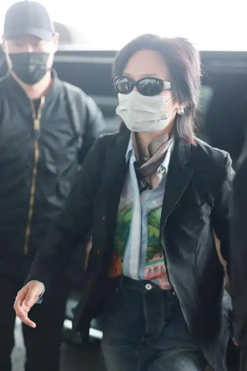 置顶周笔畅超话#周笔畅出道19周年快乐#这谁顶得住啊!老公