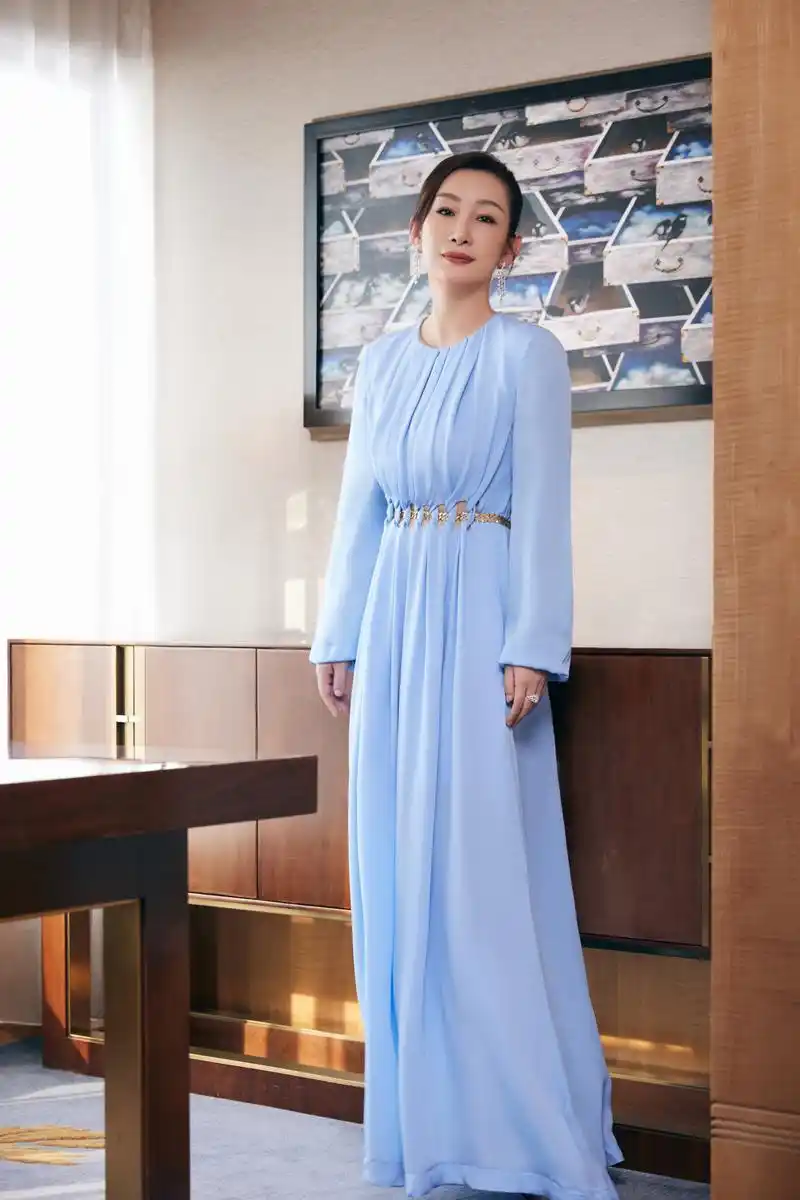 秦海璐身着st. john 2023早秋系列蓝色抽褶礼服裙