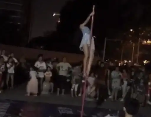 教育局回应女子中学门前跳钢管舞现场画面曝光网友辣眼睛