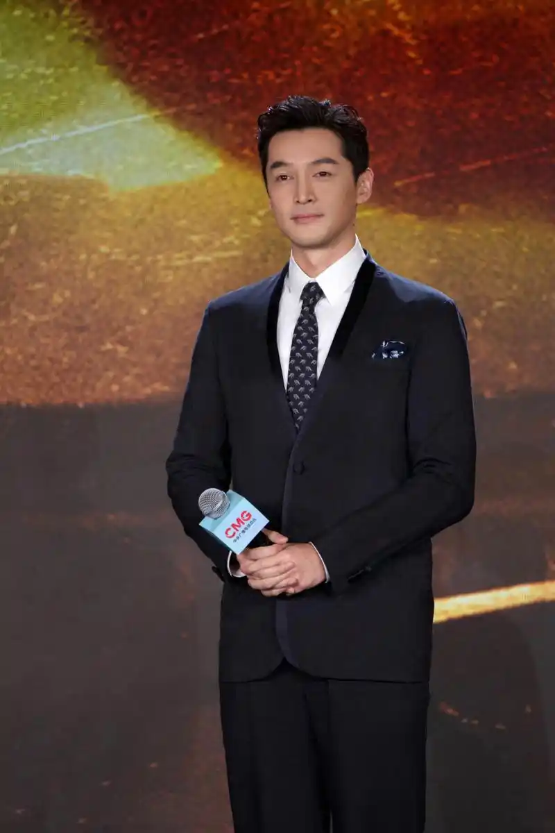 胡歌出席活动,工作室未流出照片,引发粉丝不满.