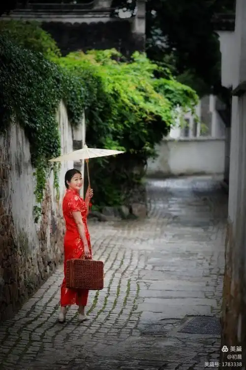 我撑着油纸伞游走在这条寂寥的雨巷中