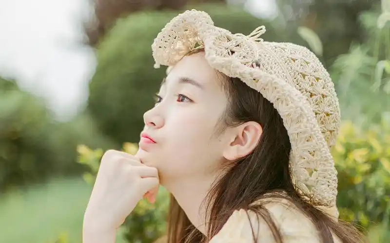 下一张 简介 小清新少女户外甜美写真图片桌面壁纸,长相清纯甜美可爱