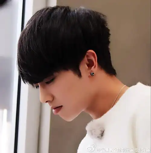 华晨宇 侧颜美美哒