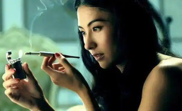 当女明星开始抽烟,舒淇性感,邱淑贞魅惑,她霸气十足