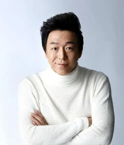 黄渤,一个毕业于北京电影学院的演员,他不仅在表演技巧上具备专业水准