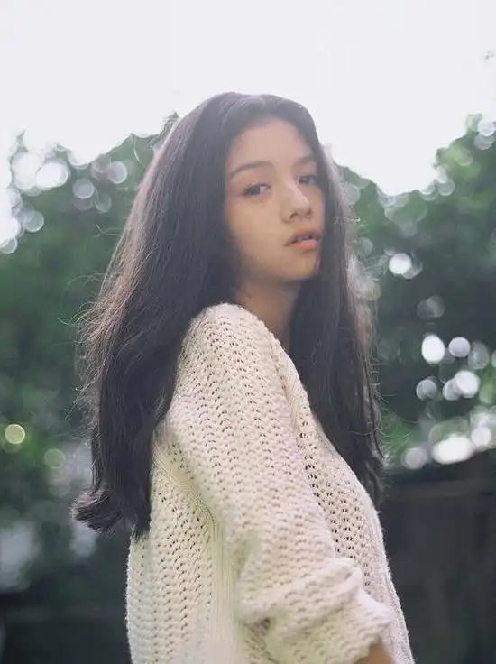 春夏在未当演员之前是一名平面模特,不仅为《妖孽只在夜里哭》, 《你