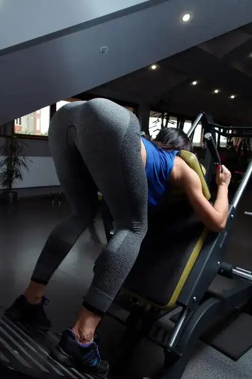 健身的翘臀美女