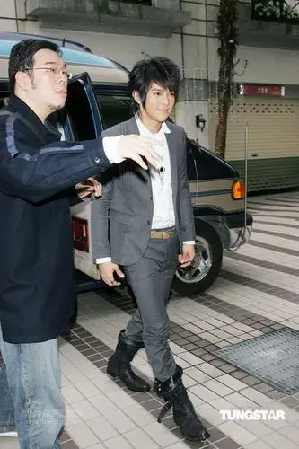 图文飞轮海为新专辑拍封面汪东城脚穿亮靴