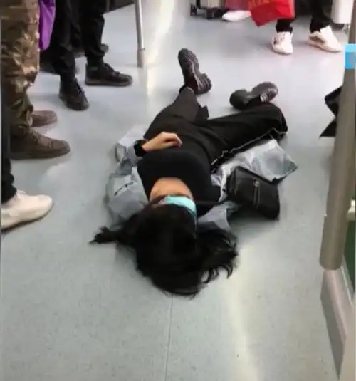 地铁1号线上一年轻女子突然晕倒