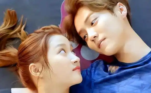 关晓彤戛纳红毯生图曝光,眼袋法令纹横生,疏于身材管理赘肉明显|鹿晗