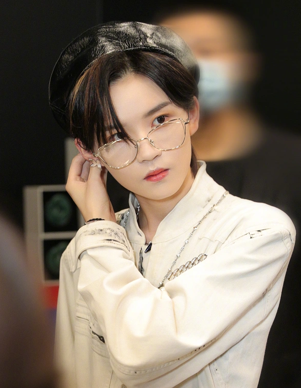 刘雨昕陆柯燃都是中性风,原相机下同框,终于明白前者为何成c位