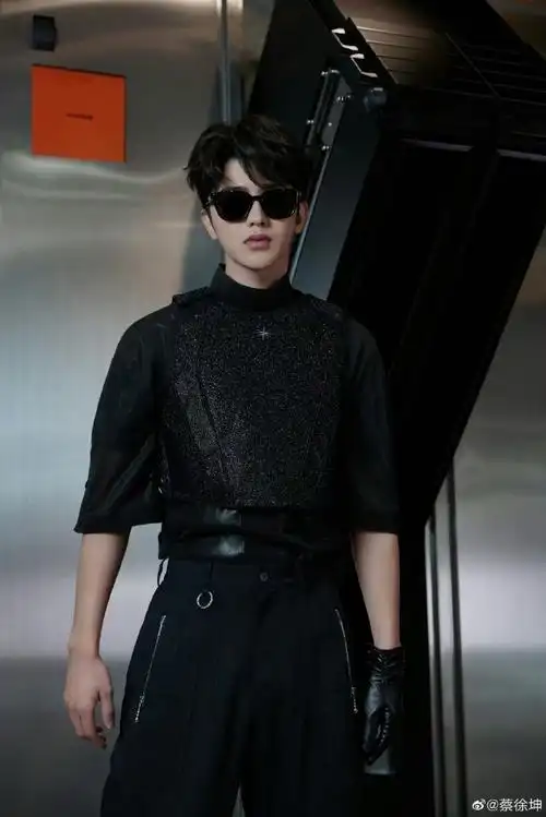 蔡徐坤巡店墨镜大片##蔡徐坤黑色西装墨镜大片