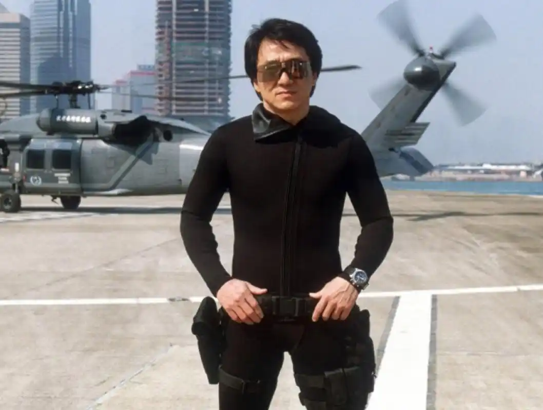 成龙年轻喜欢穿女装?看图4真的忍不了,网友:太辣眼睛,抱走